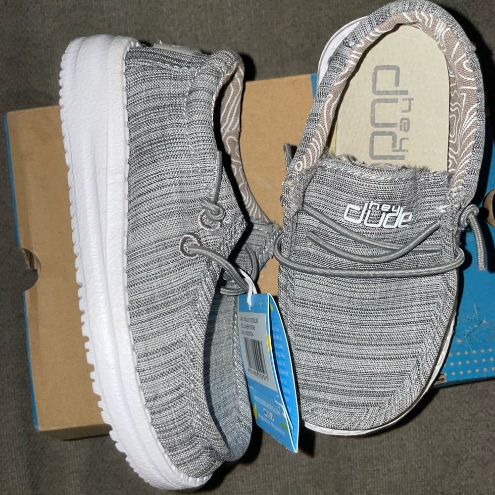 Brand new toddler size 8 hey dudes